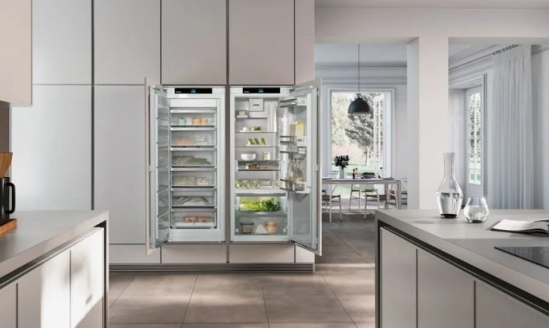 Дизайн фасадов и крепление дверей: как сделать встраиваемый холодильник незаметным в гарнитуре